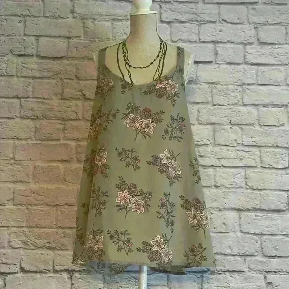 Pink Republic Woman's Tank Top Light Sage floral Size M